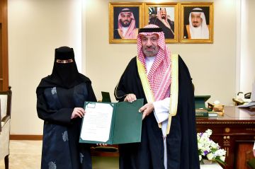 أمير نجران يكرم مواطنة لإنقاذها عائلة تعرض منزلها للحريق