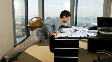 6 تمارين مفيدة لكل موظف يجلس في مكتبه بالساعات 6 تمارين مفيدة لكل موظف يجلس في مكتبه بالساعات