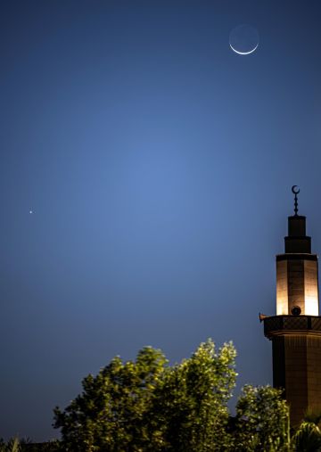 هلال العيد يقتران بكوكب الزهرة ويزين سماء المملكة هلال العيد يقتران بكوكب الزهرة ويزين سماء المملكة