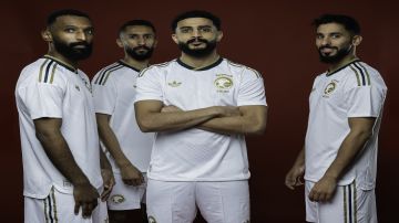 الأخضر يكشف عن قميصه الأبيض في كأس العالم المستلهم من الشماغ السعودي.. صور الأخضر يكشف عن قميصه الأبيض في كأس العالم المستلهم من الشماغ السعودي.. صور