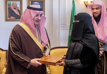 سلم وثائق الوحدات السكنية للمستفيدين من تبرع ولي العهد.. أمير تبوك: القيادة حريصة على تمكين المواطن وتوفير الحياة الكريمة