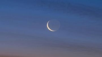 فلكية جدة: فجر الثلاثاء ظهور خافت لقمر رمضان فلكية جدة: فجر الثلاثاء ظهور خافت لقمر رمضان