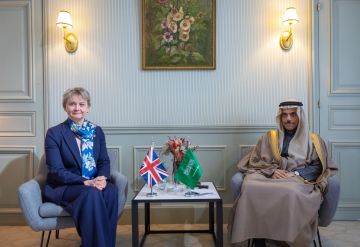 وزير الخارجية ووزيرة خارجية بريطانيا يناقشان المستجدات على الساحة الإقليمية