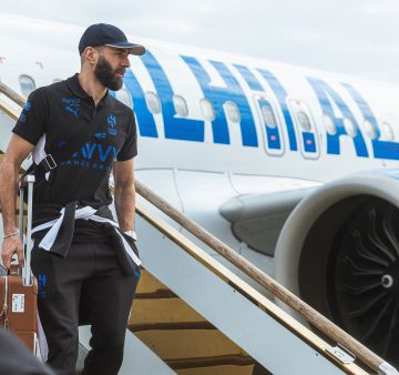 الهلال يصل جدة لمواجهة الأهلي