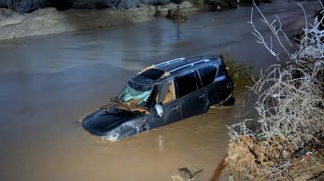 سقوط مروع لمركبة في مجرى وادي بعمان.. صور سقوط مروع لمركبة في مجرى وادي بعمان.. صور