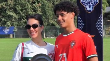 بوجود جورجينا.. كريستيانو جونيور يثير التكهنات بظهوره في تدريبات ريال مدريد (صورة) بوجود جورجينا.. كريستيانو جونيور يثير التكهنات بظهوره في تدريبات ريال مدريد (صورة)