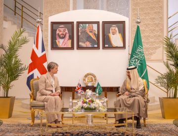 سمو وزير الخارجية يستقبل وزيرة خارجية بريطانيا