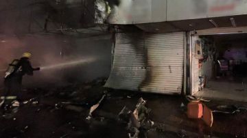 تماس كهربائي يشعل محل تجاري بالدمام