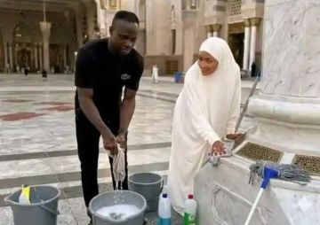 ساديو ماني وزوجته يشاركون في نظافة المسجد النبوي ساديو ماني وزوجته يشاركون في نظافة المسجد النبوي