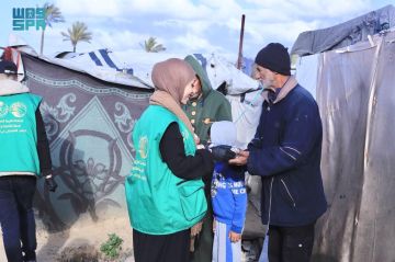 المملكة توزع أكثر من 27 ألف وجبة غذائية ساخنة في وسط وجنوب غزة