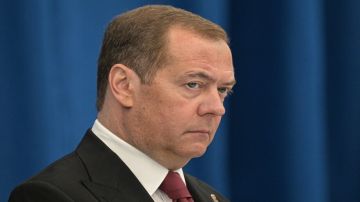 مدفيديف يصف عرض زيلينسكي لدول الخليج لحمايتها من المسيرات بأنه عبث مدفيديف يصف عرض زيلينسكي لدول الخليج لحمايتها من المسيرات بأنه عبث