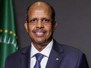 رئيس مفوضية الاتحاد الإفريقي: التصعيد في الشرق الأوسط يهدد الاستقرار الاقتصادي العالمي رئيس مفوضية الاتحاد الإفريقي: التصعيد في الشرق الأوسط يهدد الاستقرار الاقتصادي العالمي