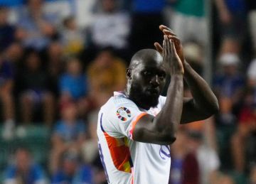 نابولي ينوي معاقبة لوكاكو بسبب البقاء في بلجيكا