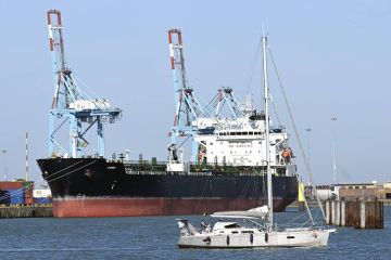 أرامكو تحول بعض شحنات النفط مؤقتا إلى ميناء ينبع على البحر الأحمر