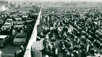 صورة نادرة للملك سعود وهو يصلي صلاة عيد الفطر بالرياض