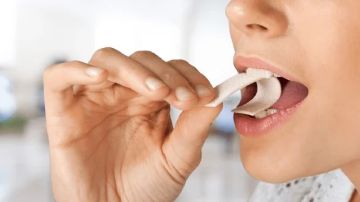 طبيب: مضغ العلكة يساعد في حرق سعرات حرارية.. فيديو طبيب: مضغ العلكة يساعد في حرق سعرات حرارية.. فيديو