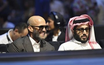 من هوليوود إلى الحلبة ستاثام يدخل على خط نزالات الوزن الثقيل