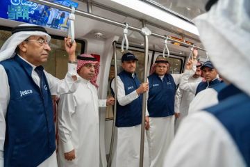 وزير النقل يتفقد حركة السفر والخطط التشغيلية في مطار الملك عبدالعزيز الدولي بجدة