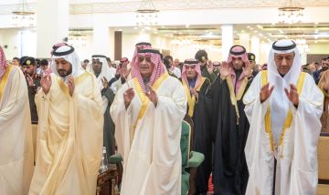 أمير تبوك يؤدي صلاة عيد الفطر المبارك مع جموع المصلين أمير تبوك يؤدي صلاة عيد الفطر المبارك مع جموع المصلين