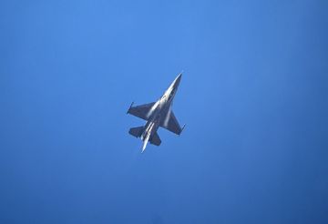 سنتكوم تؤكد هبوط مقاتلة F-16 اضطراريا في إحدى قواعدها بمنطقة الشرق الأوسط