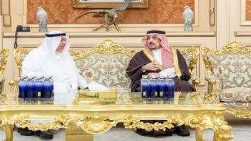 أمير الرياض يعزي في وفاة الأمير محمد بن بندر