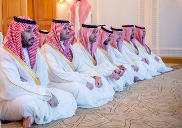 سمو ولي العهد يؤدي صلاة عيد الفطر المبارك في المسجد الحرام بمكة المكرمة