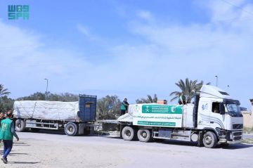 وصول قافلة مساعدات إنسانية جديدة مقدمة من السعودية إلى غزة وصول قافلة مساعدات إنسانية جديدة مقدمة من السعودية إلى غزة