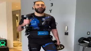 بنزيما يرقص بالدمبل على أنغام الموسيقى.. فيديو بنزيما يرقص بالدمبل على أنغام الموسيقى.. فيديو