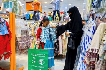  سلمان للإغاثة يوزع كسوة العيد والهدايا على الأطفال في مديرية المكلا