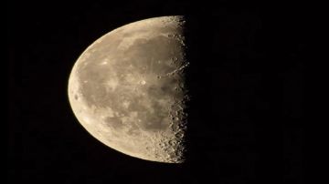 فلكية جدة: قمر رمضان في تربيعه الأخير الليلة