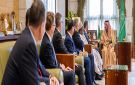 نيابة عن خادم الحرمين وولي العهد.. أمير الرياض يستقبل عميد السلك الدبلوماسي و رؤساء المجموعات - sa