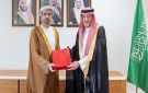 تتصل بالعلاقات الثنائية بين البلدين الشقيقين.. خادم الحرمين يتلقى رسالة خطية من سلطان عمان