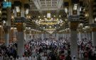 قاصدو المسجد النبوي يؤدون صلاة التهجد ليلة 27 من رمضان وسط أجواء إيمانية