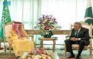 وزير الخارجية يلتقي نائب رئيس الوزراء وزير خارجية باكستان