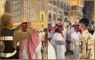 رجال الأمن يساعدون ضيوف الرحمن على ارتداء الزي السعودي.. فيديو