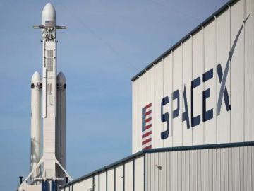 سبيس إكس تطلق صاروخ فالكون هيفي في أول مهمة منذ 18 شهرا