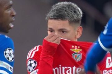 فيفا يقر عقوبة الطرد للاعبيين حال تغطية أفواههم في مواجهة الخصم