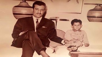 صورة نادرة لخادم الحرمين الشريفين مع نجله الأمير عبدالعزيز