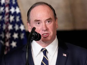 البنتاغون يعلن مغادرة وزير البحرية الأمريكية منصبه بشكل فوري