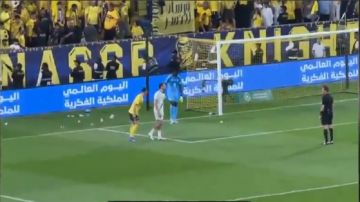 جماهير النصر تقذف ميندي بقوارير الماء ورونالدو يتدخل.. فيديو جماهير النصر تقذف ميندي بقوارير الماء ورونالدو يتدخل.. فيديو