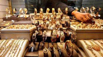 الذهب ينخفض مع ارتفاع الدولار وزيادة مخاوف التضخم