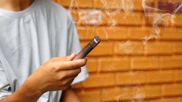 دراسات تحذر: التدخين الإلكتروني قد يزيد خطر الإصابة بالسرطان