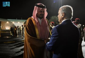 رئيس وزراء باكستان يصل إلى المدينة المنورة