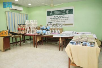 مركز الملك سلمان للإغاثة يقدم وسائل تعليمية للمدارس في مديرية المكلا بحضرموت