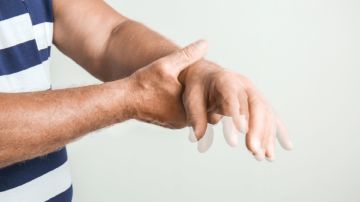 أبرز أعراض مرض الشلل الرعاش.. فيديو أبرز أعراض مرض الشلل الرعاش.. فيديو