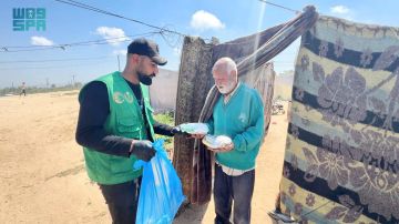  سلمان للإغاثة يوزع (26,580) وجبة غذائية ساخنة في قطاع غزة