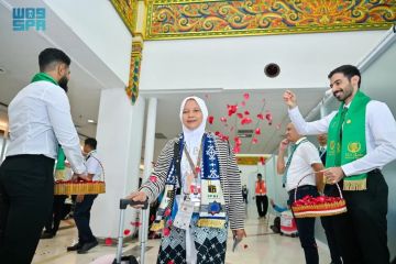 مغادرة أولى رحلات مستفيدي مبادرة طريق مكة من مدينة سورابايا بجمهورية إندونيسيا