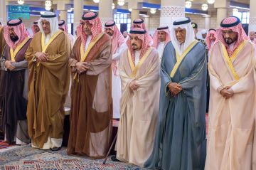 أمير الرياض يؤدي صلاة الميت على الجوهرة بنت فيصل بن عبدالله آل عبدالرحمن آل سعود