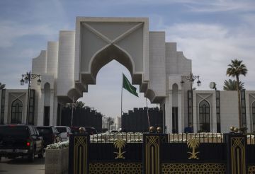 أمير سعودي يرد على مهاجمة نظام الحكم في المملكة ومقارنته بأنظمة أخرى