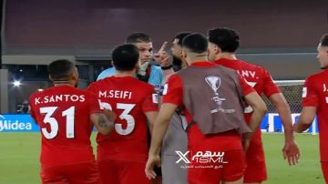 اشتباك لاعبي شباب الأهلي مع الحكم بعد إلغاء هدف أمام ماتشيدا.. فيديو